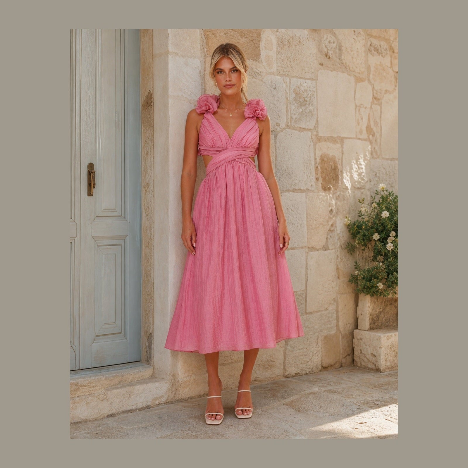 Rochie midi roz Melania cu volane pe umeri, vedere frontală în exterior