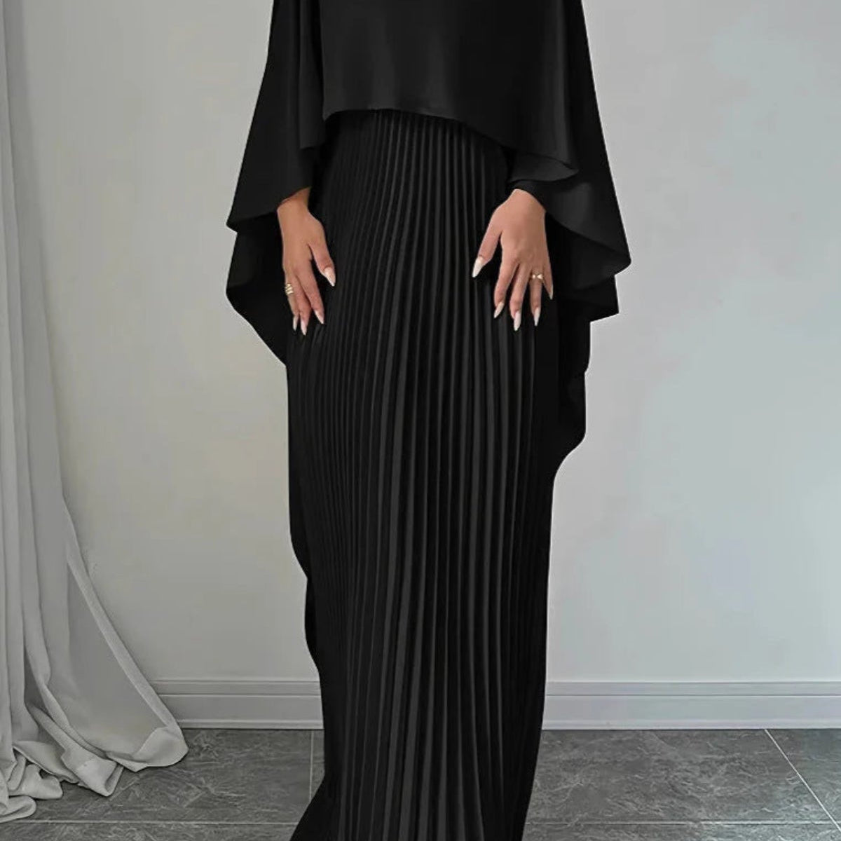 Amalia – Rochie Maxi Plisată cu Mâneci Tip Batwing