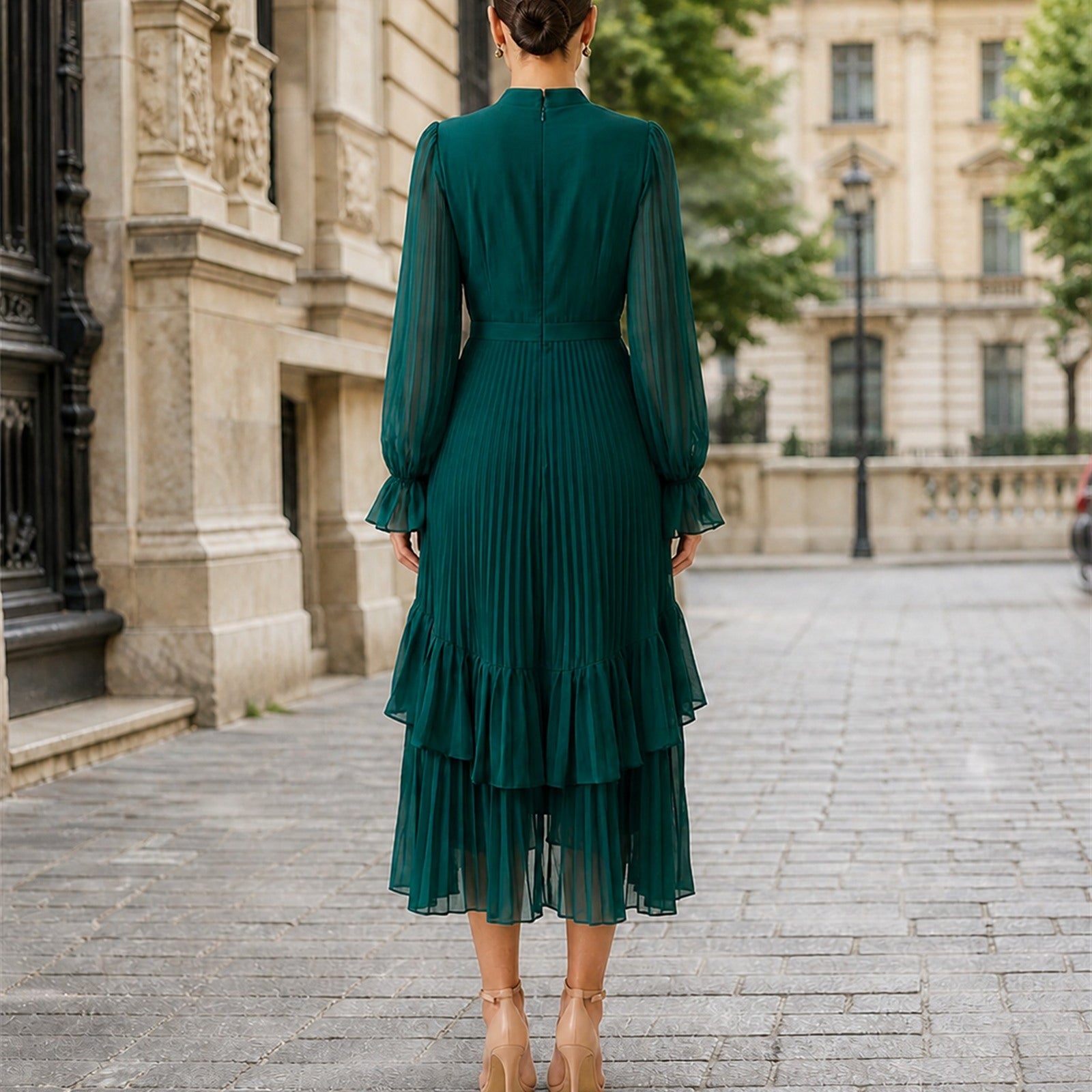 Ana-Valentina în rochie Verde, vedere din spate