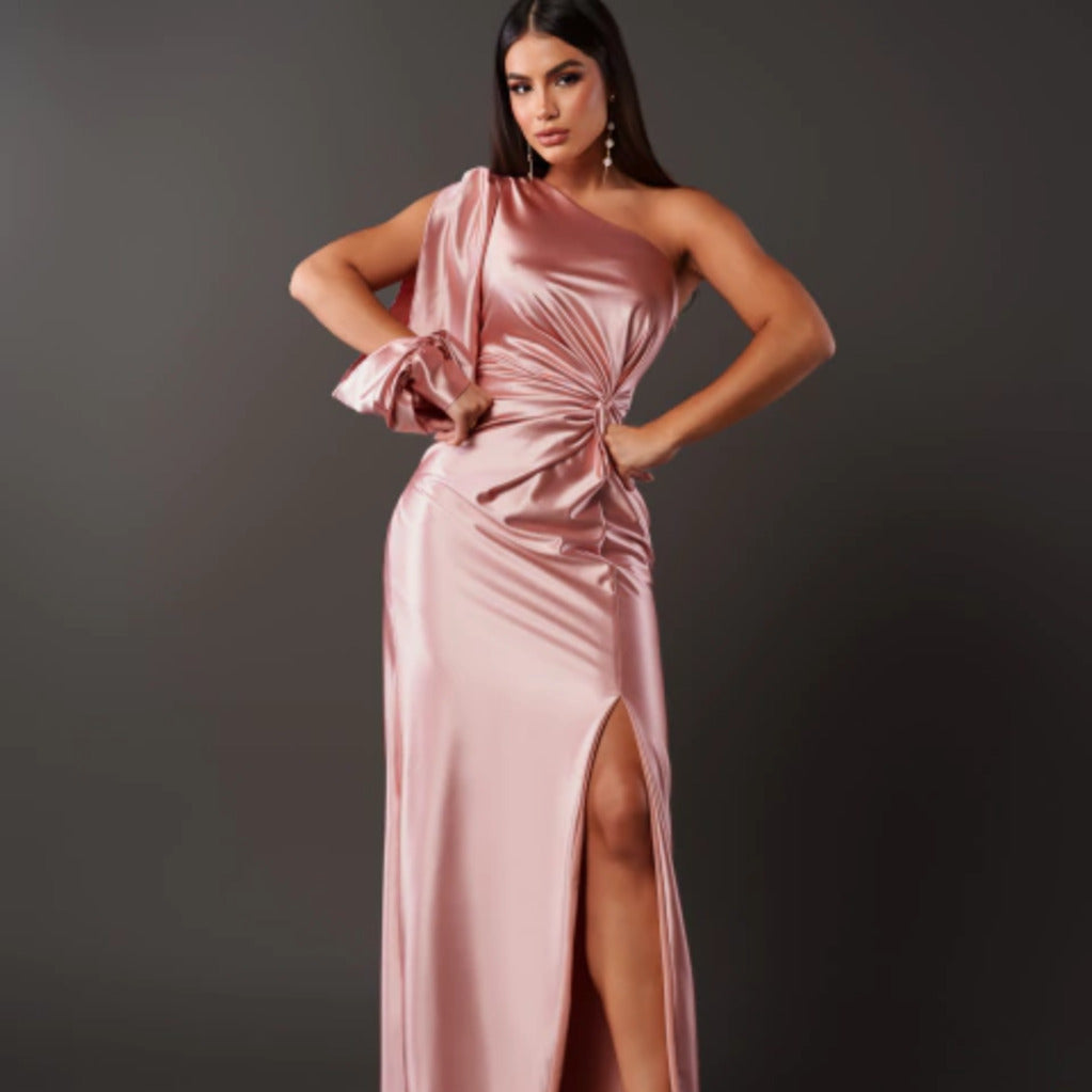 Luana – Rochie din Satin cu Design Asimetric și Fantă