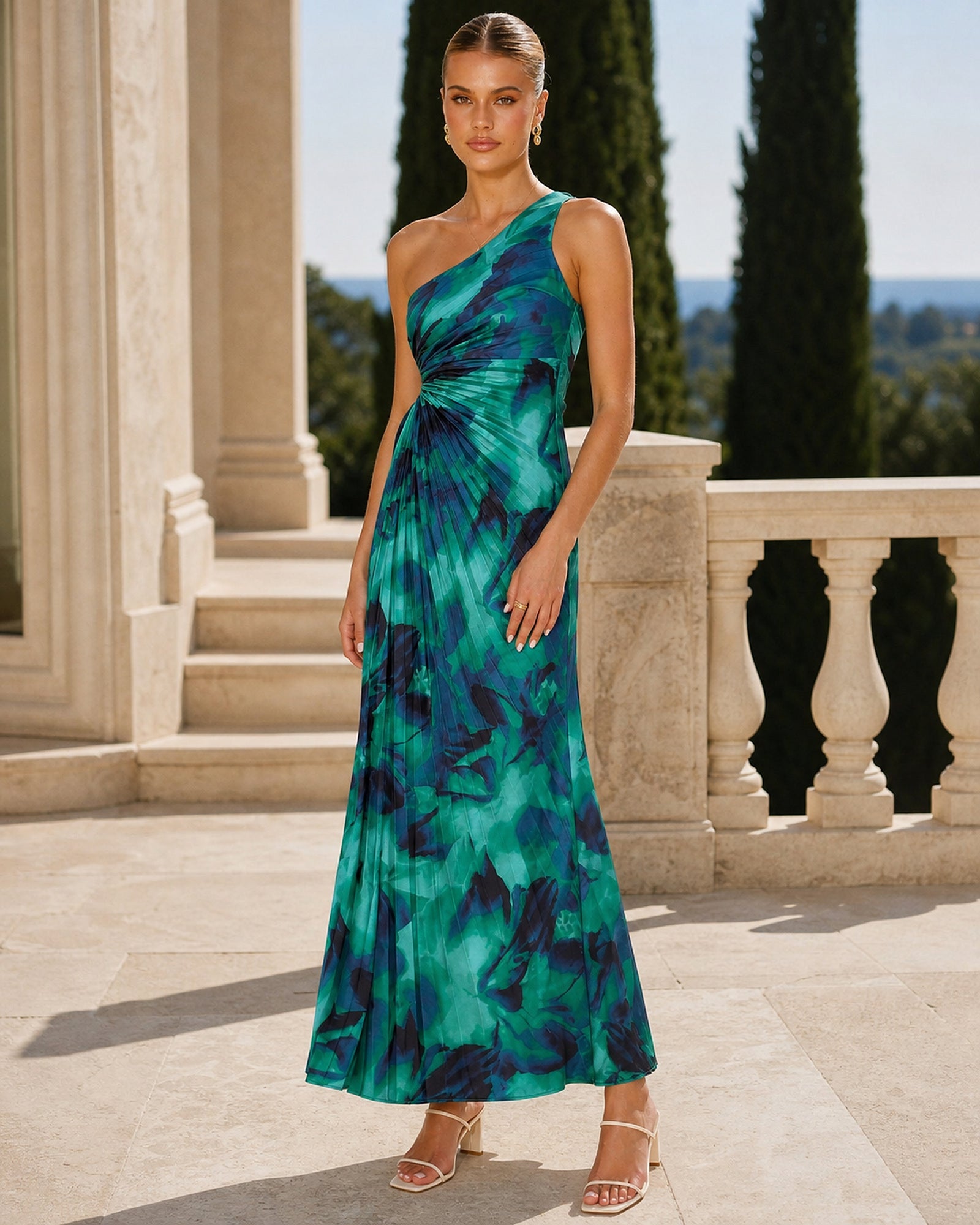 Otilia în rochie maxi florală verde, vedere frontală în exterior