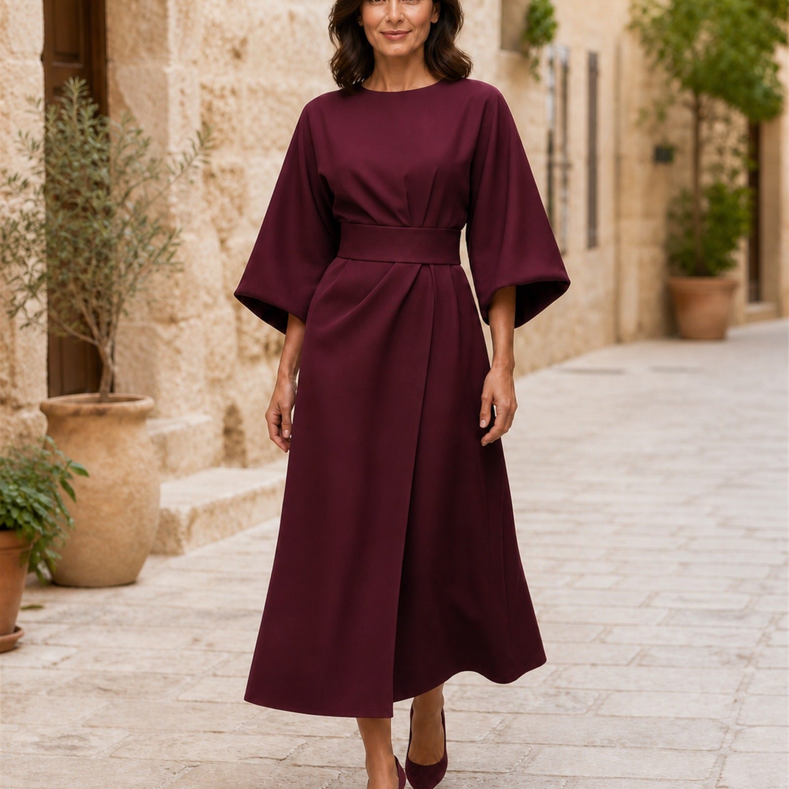 Rochie bordeaux elegantă, vedere frontală în exterior
