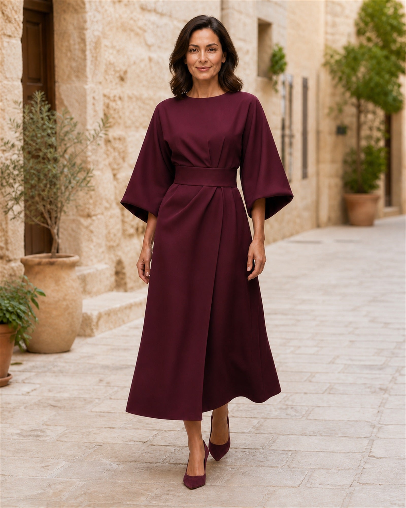 Rochie bordeaux elegantă, vedere frontală în exterior