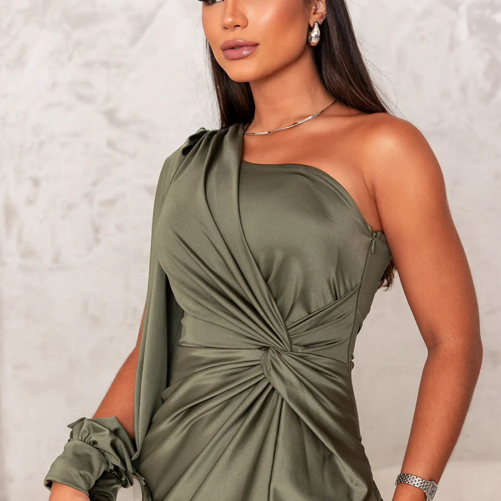 Luana – Rochie din Satin cu Design Asimetric și Fantă